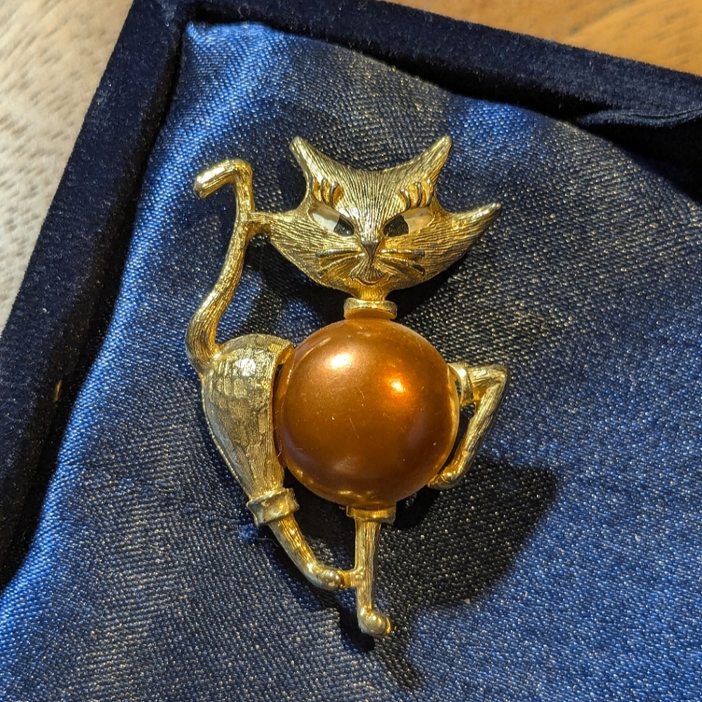 Vintage Gold-Tone Cat & Pearl Brooch